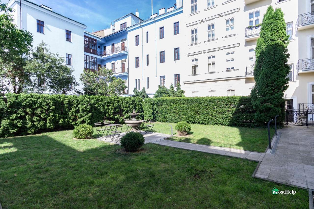 Villa With Hot-Tub, Terrace And Garden, Wenceslass Square Prague Exterior photo