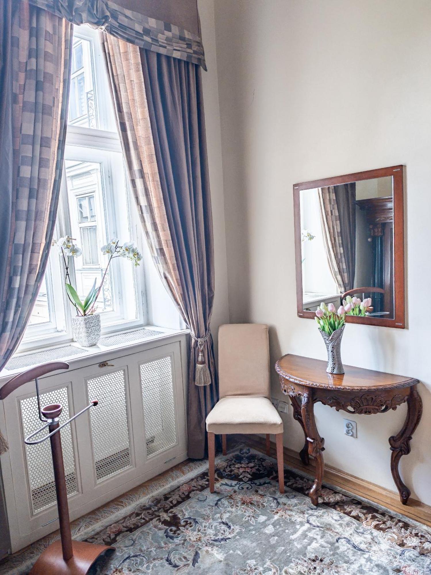 Villa With Hot-Tub, Terrace And Garden, Wenceslass Square Prague Exterior photo