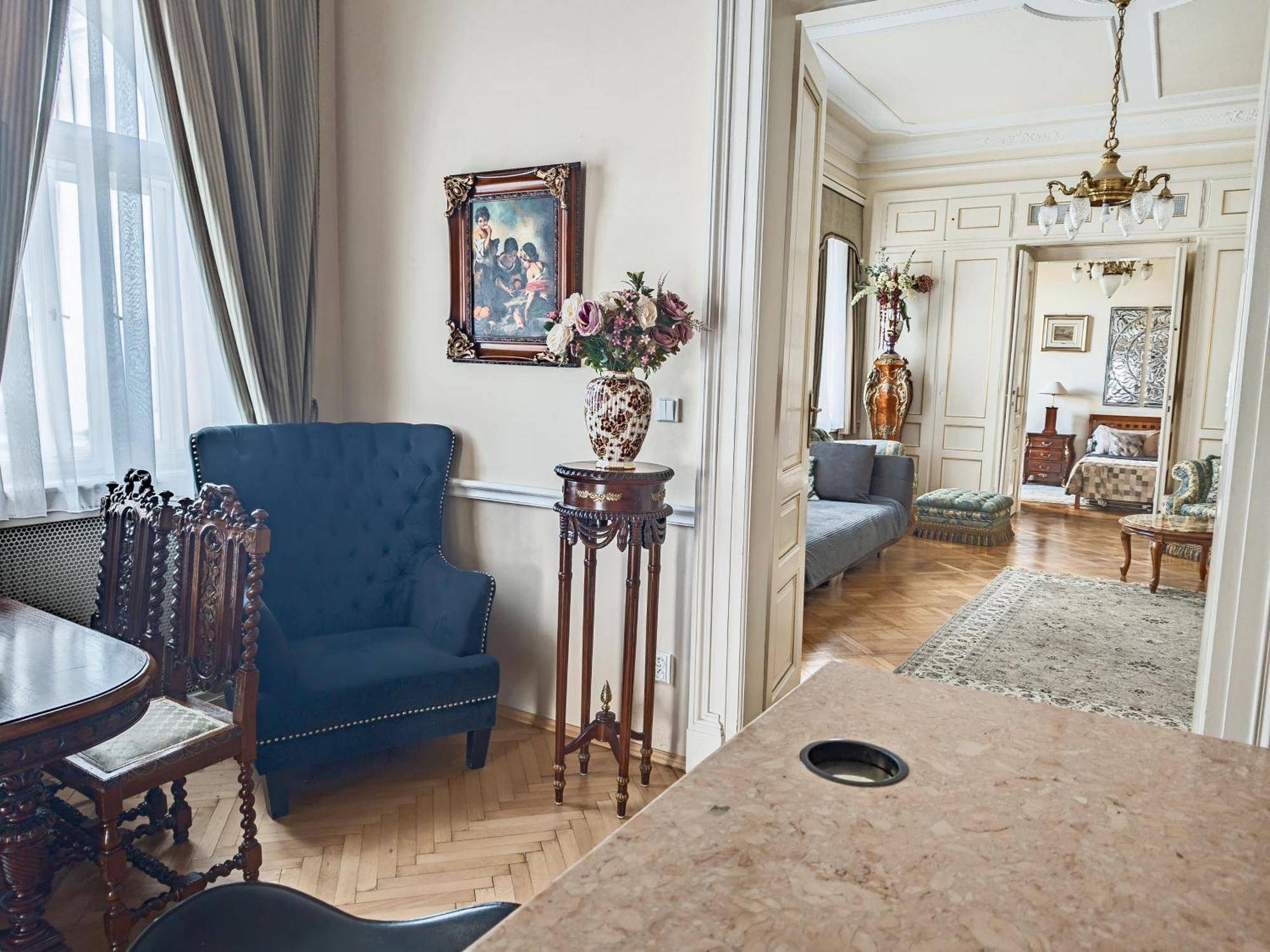 Villa With Hot-Tub, Terrace And Garden, Wenceslass Square Prague Exterior photo
