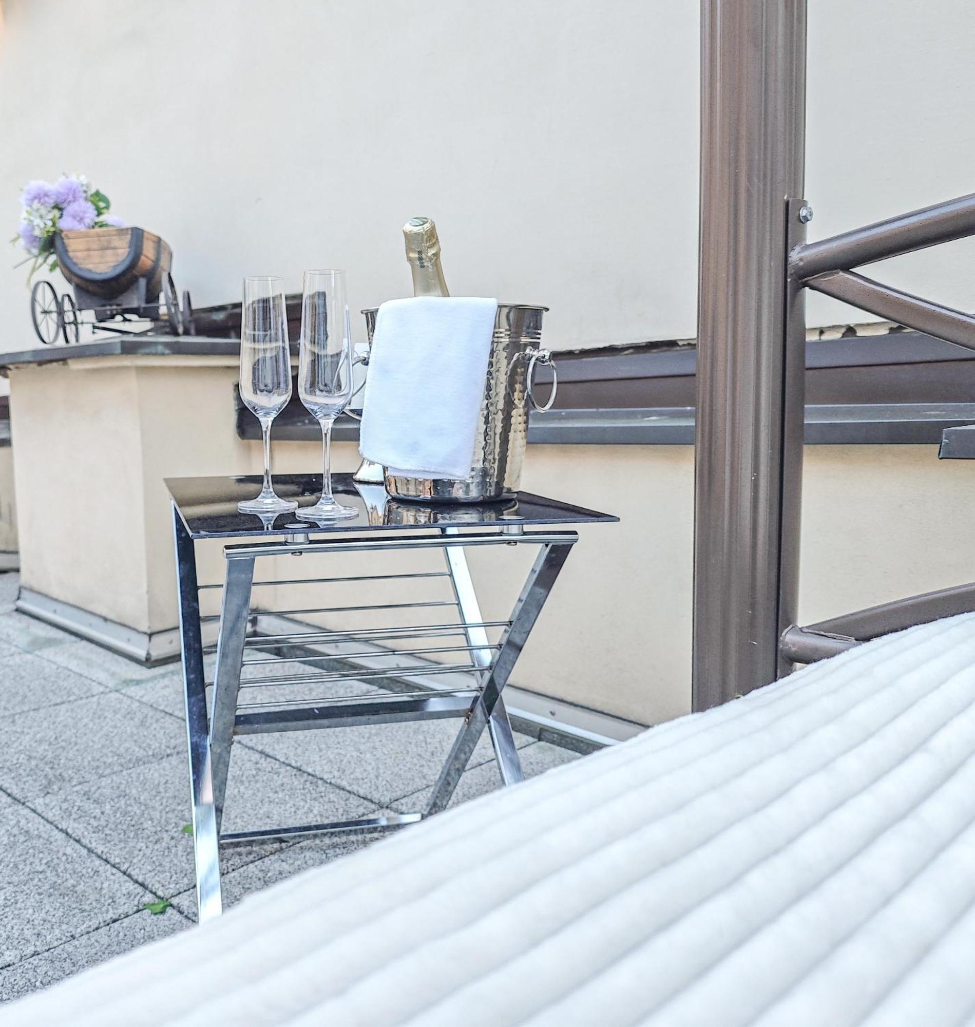 Villa With Hot-Tub, Terrace And Garden, Wenceslass Square Prague Exterior photo